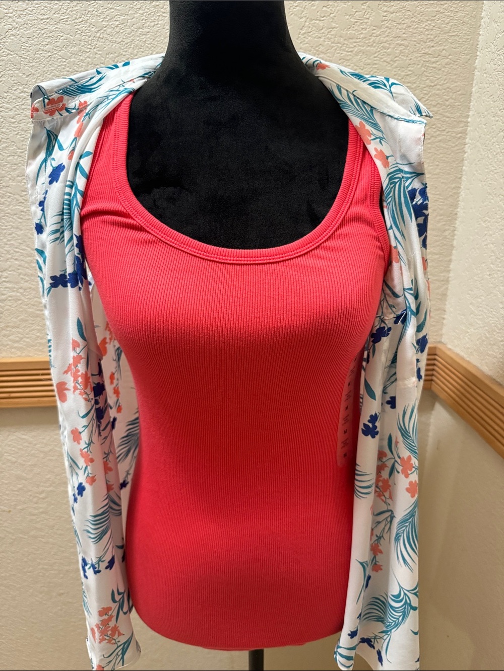 Liz Claiborne white floral sleeveless button down blouse & Gap Coral medium tank - Picture 5 of 13